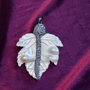 Natural freshwater shell leaf pendant NWT